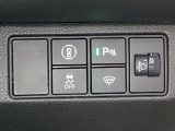 ハンドルの右側にはヘットライトリベライザーとHondaセンシング用のメインスイッチがついています。ヘッドライトリベライザーは道路状況や積荷の加重に応じてライトの高さを調節できます。