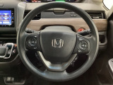 ハンドルにHondaセンシング系のクルーズコントロールやレーンキープアシストなどのスイッチと、オーディオの操作スイッチが装備されています。ハンドルから手を離さず安全に操作できます。