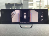 サイドカメラに切り替えると駐車時や狭い道路のすれ違いで、幅寄せ時のサイドの確認も安心です!