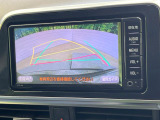 【バックカメラ】駐車時に後方がリアルタイム映像で確認できます。大型商業施設や立体駐車場での駐車時や、夜間のバック時に大活躍!運転スキルに関わらず、今や必須となった装備のひとつです!