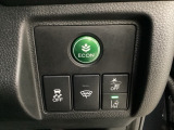 Hondaセンシング用の、VSA(ABS+TCS+横滑り抑制)解除と路外逸脱抑制機能のオンオフスイッチなどはハンドルの右側に装備しています。燃費に役立つECONボタンもここです。