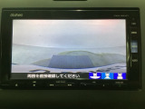 【バックカメラ】運転が苦手な方も車庫入れラクラクです!ギアをリバースに入れれば自動的に切り換わりますので、面倒な操作は不要です♪狭い駐車場もお車を傷つけず安心ですね!
