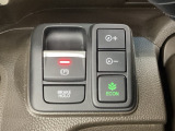 セレクトレバーの右に電子制御パーキングブレーキがあります。スイッチひとつで、停車した地点の傾斜などをシステムが検知・判断してブレーキ力を自動的に制御し、しっかり停車できるパーキングシステムです。