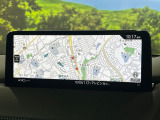 【10.25インチマツダコネクト】車内の雰囲気にマッチした大型ディスプレイ。スマホ接続でのナビ使用やBluetooth再生等、様々な機能が楽しめます。直感的なダイヤル操作が可能で、使い勝手も良好です。