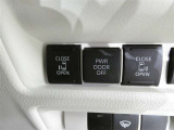 【電動スライドドアボタン】 車内からも開閉可能なスライドドアスイッチが付いています☆ (^_-)-☆ お荷物を抱えてドアが開けられないなんて事もありますよね!そんなお連れ様にも喜ばれる♪親切な機能です