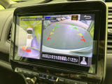 後方の状況を画面で確認でき、安全な駐車をサポート。狭い場所でも、落ち着いて操作できます。運転に自信がない方にもおすすめです。
