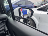 BSW(後側方車両検知警報)ブザーとともに、ブレーキを制御することで車両をもとの車線内に戻すような力を短時間発生させ、車両との接触を回避するようドライバーのステアリング操作をアシストします。
