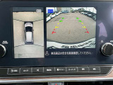 アラウンドビューモニターです。上空からお車の周りを見る感覚で表示されますので、車庫入れも安心です。