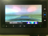 【バックカメラ】運転が苦手な方も車庫入れラクラクです!ギアをリバースに入れれば自動的に切り換わりますので、面倒な操作は不要です♪狭い駐車場もお車を傷つけず安心ですね!