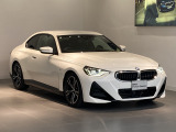 「低く構えたスタイルと充実装備が魅力の220i M Sport」