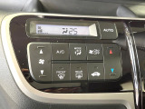 【オートエアコン】一度お好みの温度に設定すれば、車内の温度を検知し風量や温度を自動で調整。暑い&hellip;寒い&hellip;と何度もスイッチ操作をする必要はありません。快適な車内空間には必須の機能ですね♪