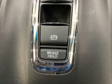セレクトレバーの下に電子制御パーキングブレーキがあります。スイッチひとつで、停車した地点の傾斜などをシステムが検知・判断してブレーキ力を自動的に制御し、しっかり停車できるパーキングシステムです。