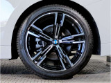 【BMWアロイホイル】軽量かつ強度に拘ったアロイホイル。走行性能ポテンシャルを引き出す設計。車の足元を引き締めてくれる大きなポイントはアロイホイルです。