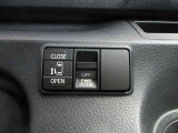 運転席からインパネ部のスイッチを押すだけで、左側スライドドアが自動で開閉します。