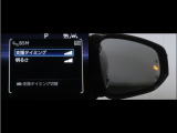 隣車線を走る車両をレーダーで検知し、ドアミラーでは確認しにくい後側方エリアに存在する車両に加え、急接近してくる車両も検知します。車両を検知するとドアミラーに搭載されたLEDインジケーターが点灯します。