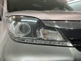 ディスチャージヘッドライト搭載でしっかり明るく照らしてくれるので、夜間走行や不慣れな道でも安心です。