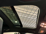 パノラミックルーフで明るい車内と開放感あるドライブをお楽しみいただけます。