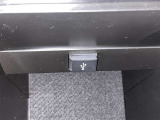 充電用USB端子付き。スマートフォンなどの充電に便利です。