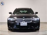 【BMWの伝統】BMWの特徴的な&ldquo;キドニーグリル&rdquo;は、80年以上続く伝統の形でございます。変わらないこだわりのデザインが、プレミアムブランド&ldquo;BMW&rdquo;を創り出します。