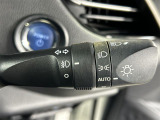 【オートライト(AUTO)】外の明るさをシステムが感知して、自動でヘッドライトが点灯します。ヘッドライトをつけ忘れを防ぐ便利機能です。