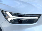 【LEDヘッドライト】ハイビームを先行車や対向車にあてず、その両サイドではハイビーム照射を維持。見える範囲が段違いに広くなりました。北欧神話に登場するトールハンマーをモチーフにデザイン。