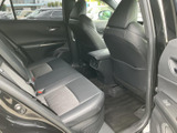 ゆとりある広さの2列目シート。長距離移動でもリラックスして過ごせる快適な空間です。