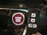 【スマートキー&プッシュスタート】ドアハンドルを軽く握るだけでドアロックを解錠でき、施錠はドアハンドルのロックスイッチを押すだけでブレーキを踏みながらエンジンスイッチを押すだけで、エンジンが始動!