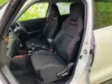 運転しやすいドライビングポジションを実現。操作性にも優れた室内空間です。