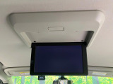【フリップダウンモニター】大画面モニターで後席でもエンタメをお楽しみいただけます。小さなお子様にも大人気の装備です♪