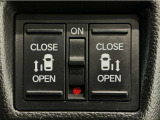 【両側パワースライドドア】両側がパワースライドドアになっており、運転席のスイッチやスマートキーでも開閉が可能です!開口部も広いので乗り降りも楽々♪