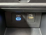 充電用USB端子付き。スマートフォンなどの充電に便利です。