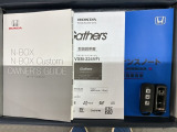 スマートキーは鍵をバッグに入れたままでもドアロックの開閉やエンジンのON・OFFができます。夜間や雨の日も鍵を探さなくて良いので便利です。