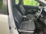 運転席周りはシンプルで機能的にまとめられ、操作性に優れています。広々とした空間は、ドライバーに快適な運転環境を提供します。