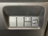ハンドルの右側にはヘットライトリベライザーとVSA(ABS+TCS+横滑り抑制)の解除スイッチがついています。ヘッドライトリベライザーは道路状況や積荷の加重に応じてライトの高さを調節できます。