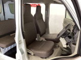運転席と助手席の間が空いている為、助手席側への移動がスムーズです。交通量の多い道でも助手席側から乗り降りができます。