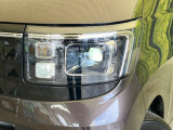 【LEDヘッドライト】悪天候や夜間走行時も良好な視界を確保し安心して運転できる高輝度LEDヘッドライトを装備!点灯速度が早く、消費電力も抑えられています。