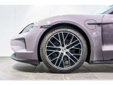 20インチTaycanTurboエアロホイールで搭載です。