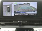 全周囲カメラで、クルマを上空から見下ろしているかのような映像を映し出します。周囲の状況がひと目でわかります!