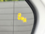 【ブラインドスポットモニター】走行中、ドアミラーの死角になりやすい箇所に後続車が接近するとサイドミラーのレンズに警告を表示!ドライバーに注意喚起をしてくれます。
