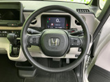 握りやすいステアリングは、ドライバーの負担を軽減し、快適な運転をサポート。操作性にも優れ、スムーズなハンドリングを実現します。