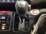 CVT車のセレクトレバーです。低速から高速まで、変速ショックのないスムーズな走りを実現するとともに、エンジン効率のよい領域を維持することで燃費にも貢献します。