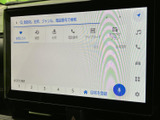 快適なドライブをサポートするナビゲーションシステムとオーディオ。使いやすいインターフェースで、目的地設定や音楽再生をスムーズに行えます。