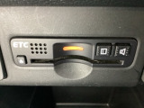 ETCもついています。高速道路の料金所の通過も楽々です。 カードの取り出しもしやすい場所についています。