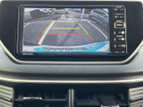 後方確認をサポートするモニター画面。駐車時や狭い道での運転を安全に行うことができます。視認性の高いディスプレイが特徴です。