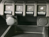 視認性の高いメーター類が運転をサポート。各スイッチも操作しやすい位置に配置されており、快適なドライブを約束します。機能的な空間です。