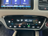 【左右独立オートエアコン】左右席で独立温度コントロールが可能です。運転席はキンキンに冷やして助手席はマイルドにと言った設定が可能です☆暑さ寒さでケンカすることもなくなりますね♪