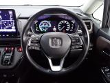 【ハンドル】運転にかかわる様々な操作を安全に行えるように視点移動が少なく操作性に配慮されたスイッチ類が凝縮されたコックピットです。