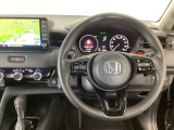 【ハンドル】運転にかかわる様々な操作を安全に行えるように視点移動が少なく操作性に配慮されたスイッチ類が凝縮されたコックピットです。