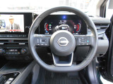 ステアリングハンドルです。オーディオコントロールスイッチが付いて運転中でも手元でオーディオの操作が出来て便利ですよ。