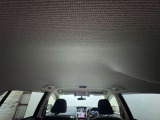 【ルーフライニング】車内天井部分を大きく撮影した一枚。内装の状態を確認しやすく、購入前のコンディション確認にも役立ちます。